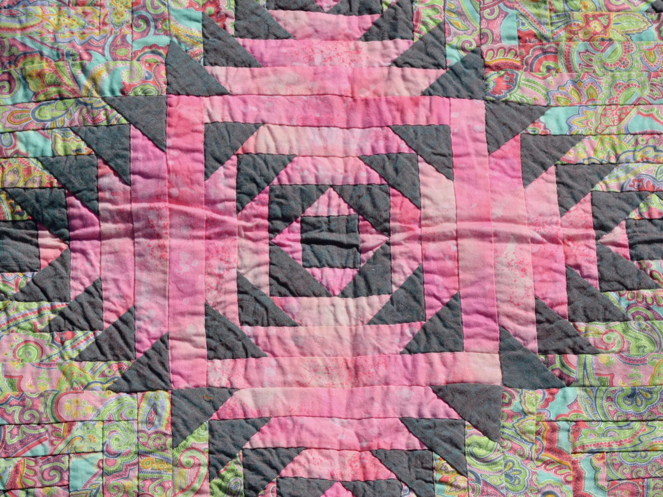 Cousu-de-fil-rose-patchwork-log-cabin-petit-plaid-detail